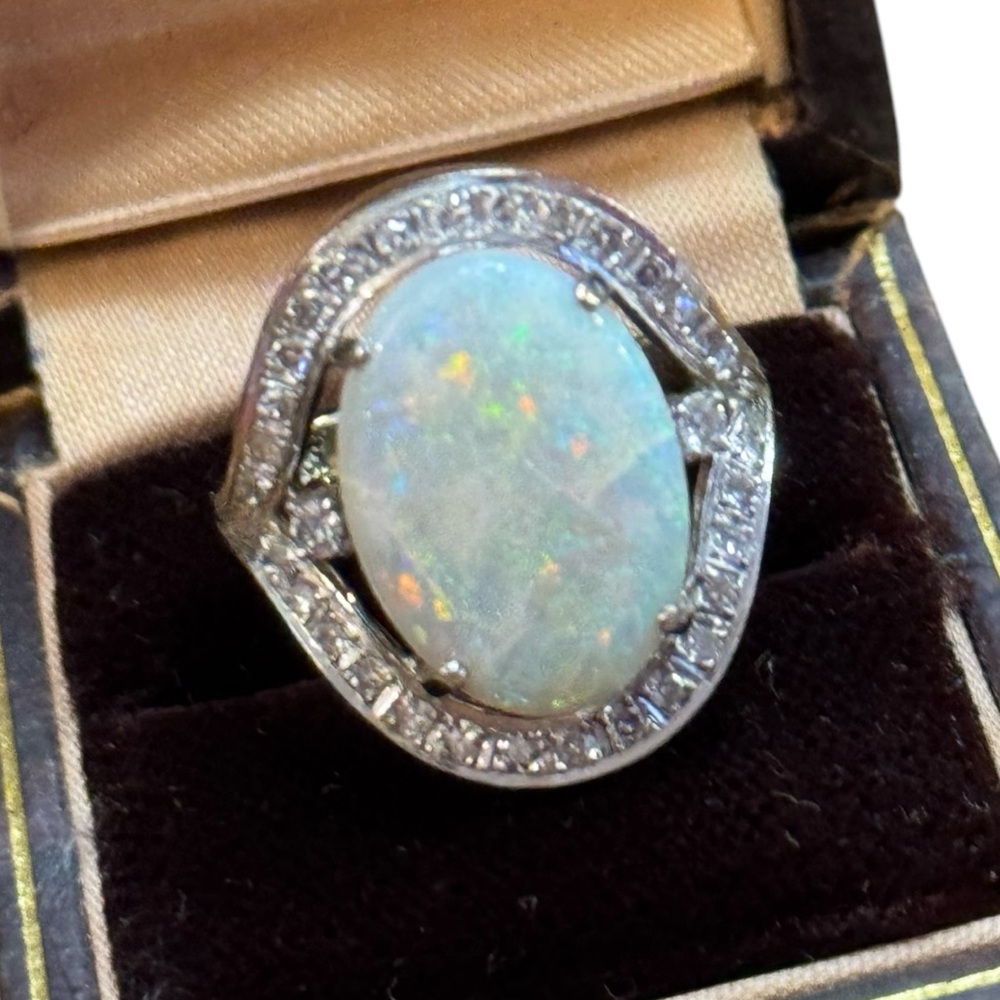 Elegant 14k Gold 585 Stunning Large White Opal & Diamond Ring